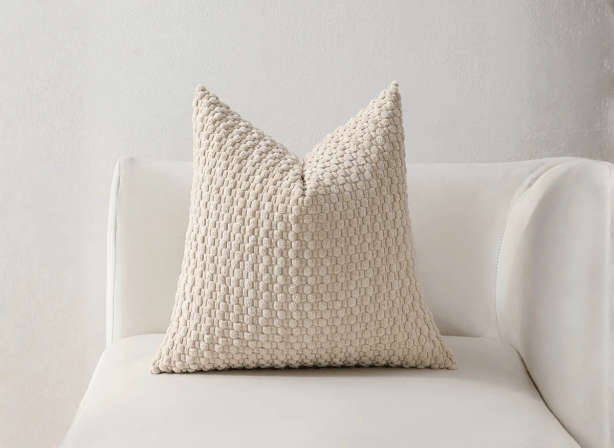 Coussin beige en tissu texturé doux 45x45 cm DUNE