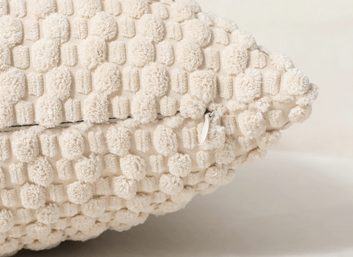 Coussin beige en tissu texturé doux 45x45 cm DUNE - Image 3