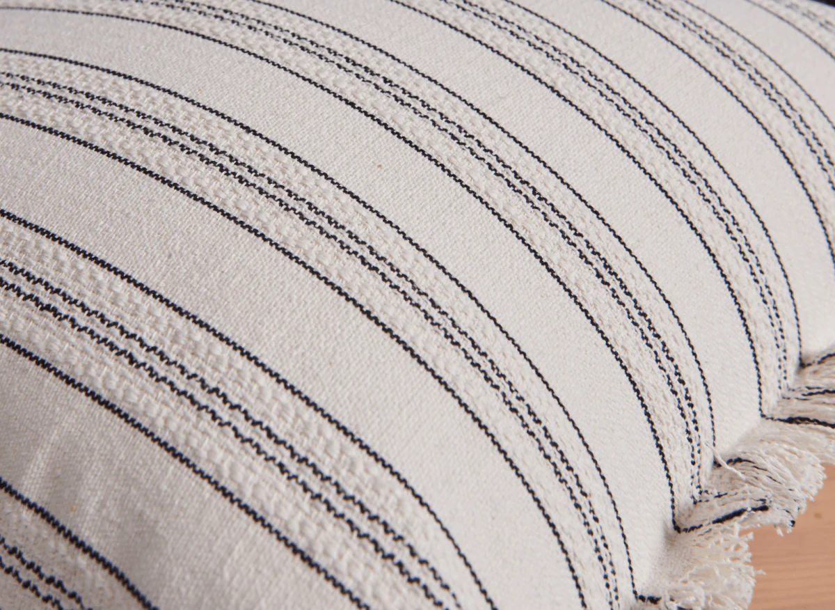 Coussin blanc écru à rayures noires texturées  45x45 cm PAVIA - Image 2