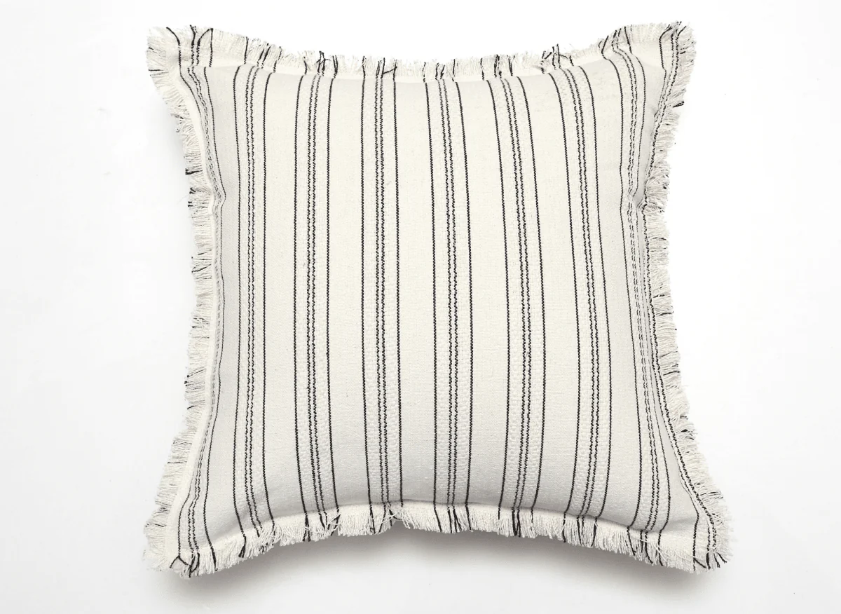 Coussin blanc écru à rayures noires texturées  45x45 cm PAVIA - Image 3