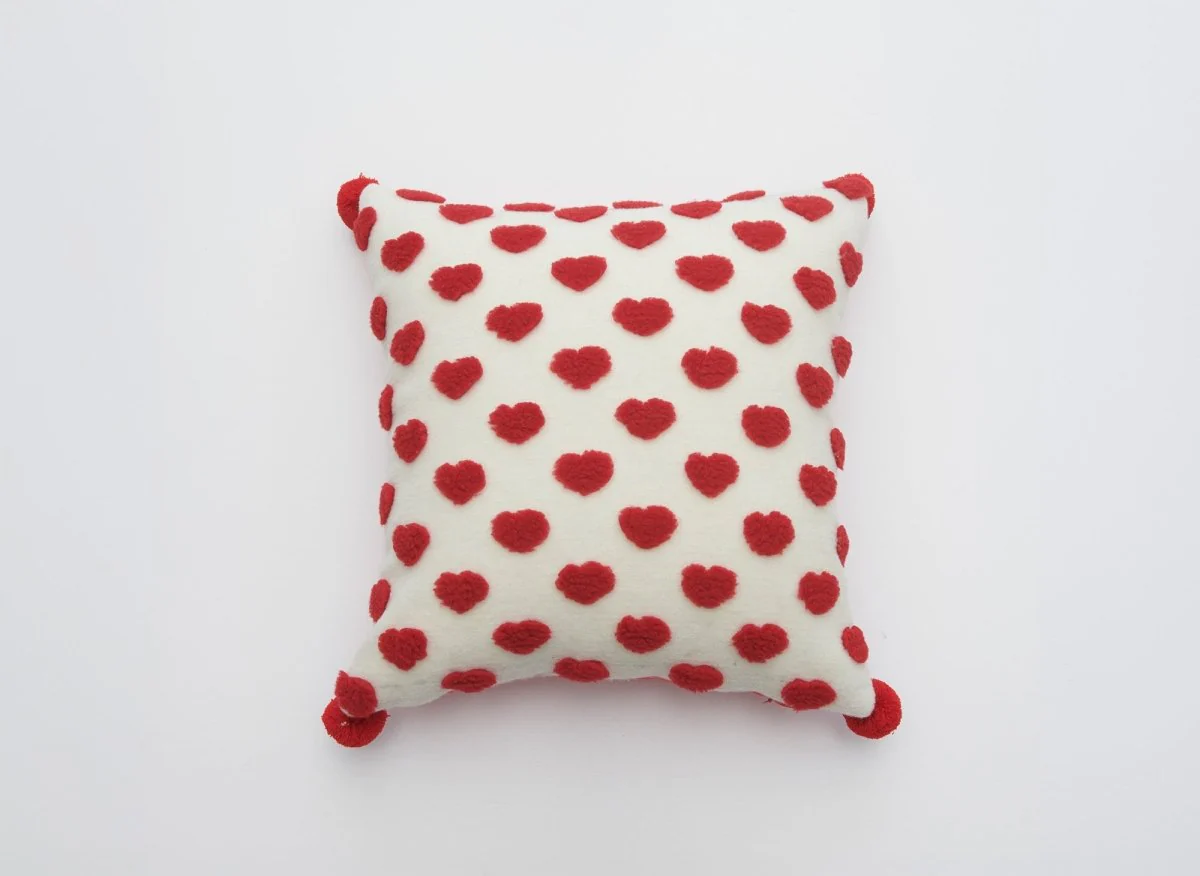 Coussin blanc à coeur rouge 45x45 cm SADEN - Image 2