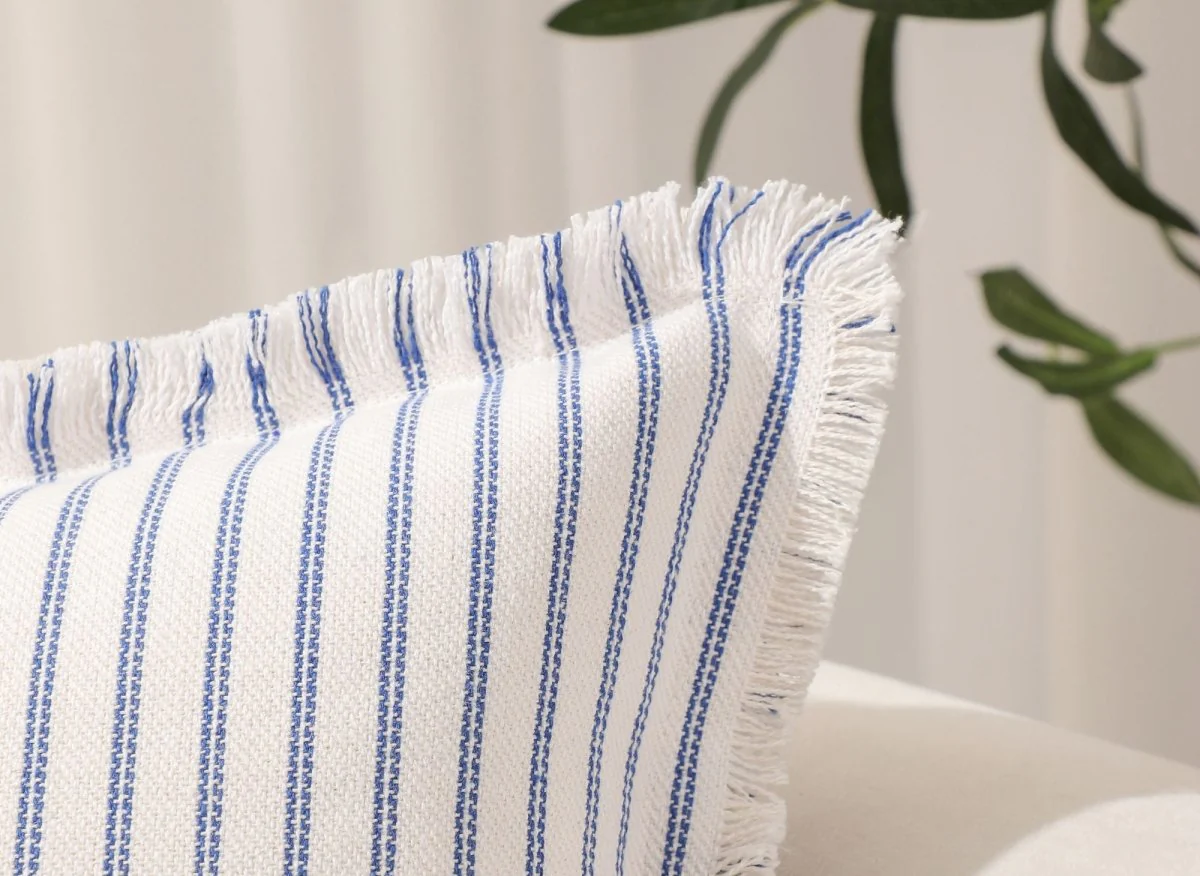 Coussin blanc à rayures bleu clair 45x45 cm TALINA - Image 2