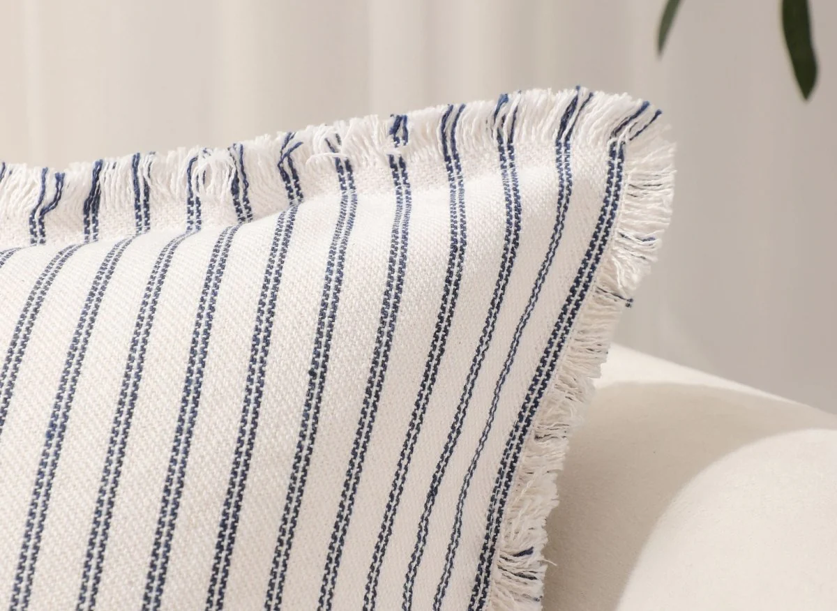 Coussin blanc à rayures bleu marine 45x45 cm TALINA - Image 2