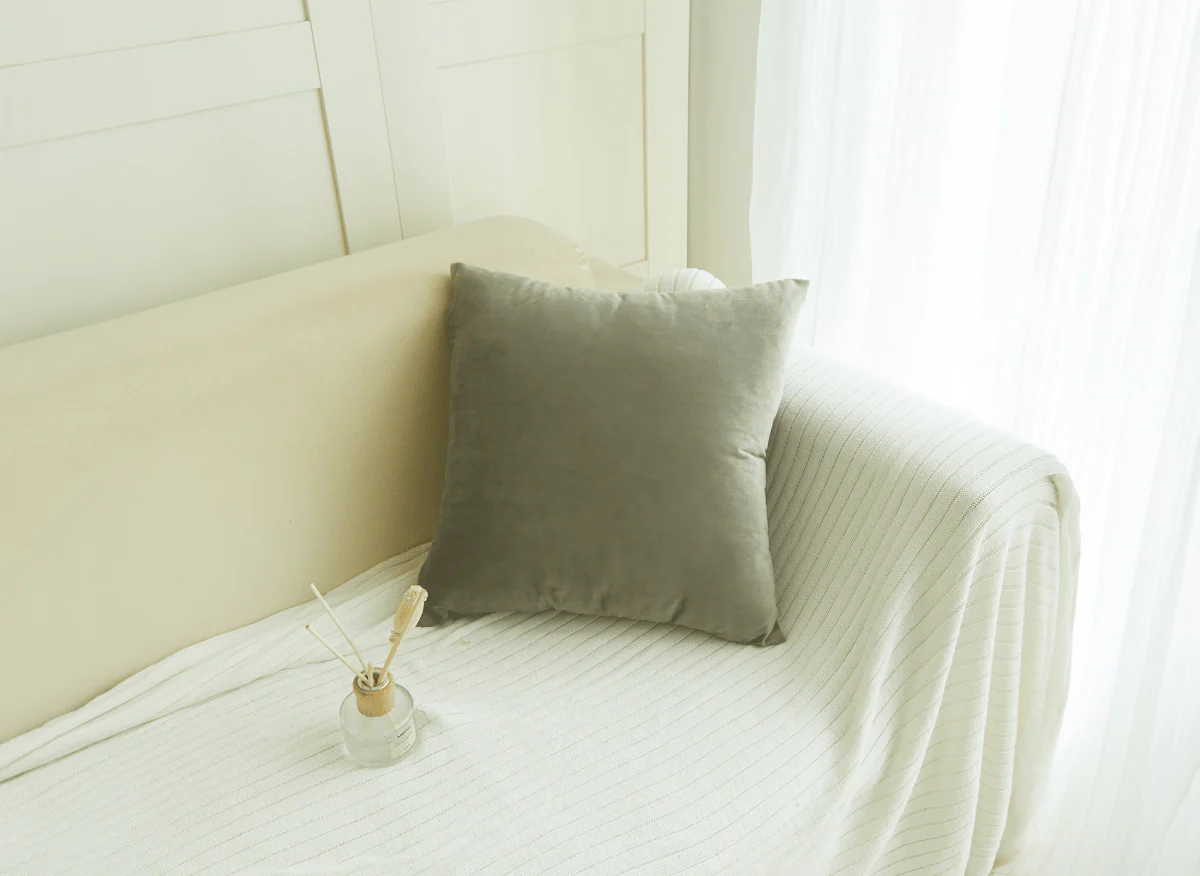 Coussin carré 45x45cm en velours gris foncé TYGA - Image 3
