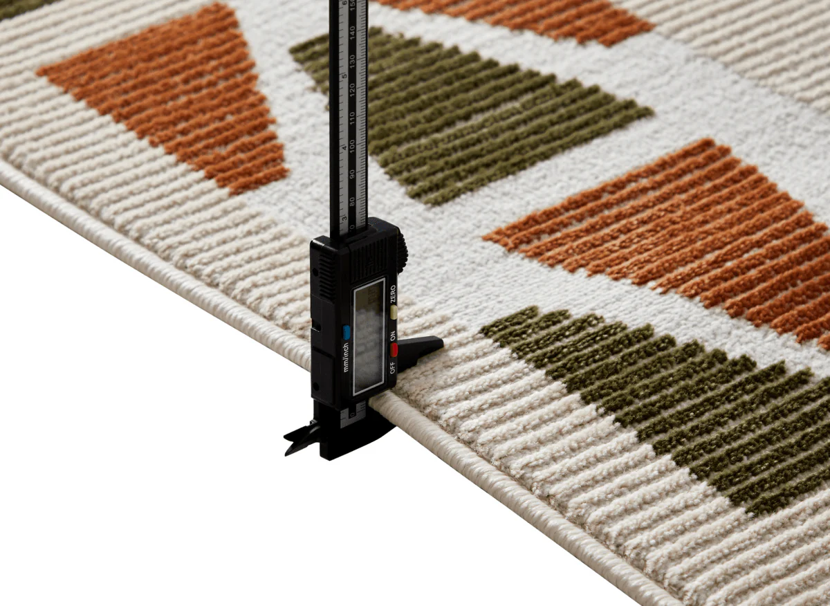 Tapis beige à motifs géométriques verts et terracotta 200 x 290 cm IONA - Image 5