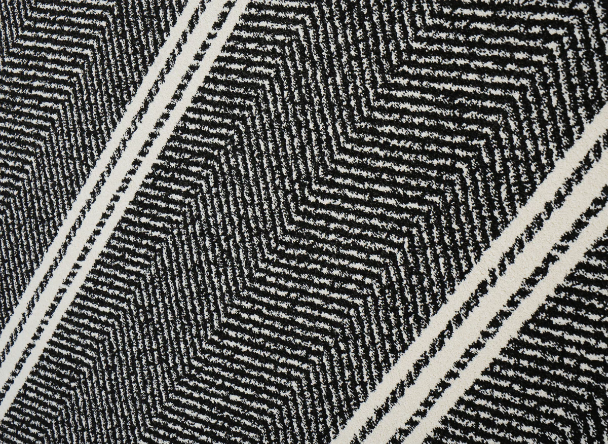 Tapis noir à motifs chevrons blancs 160 x 230 cm AIDA - Image 4